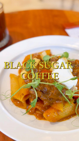 以前去過BLACK SUGAR嘅何文田店飲咖啡，印象都唔錯，今次去新開嘅黃埔分店食lunch?️ 室內有長bar枱，亦有其他位置可以坐。